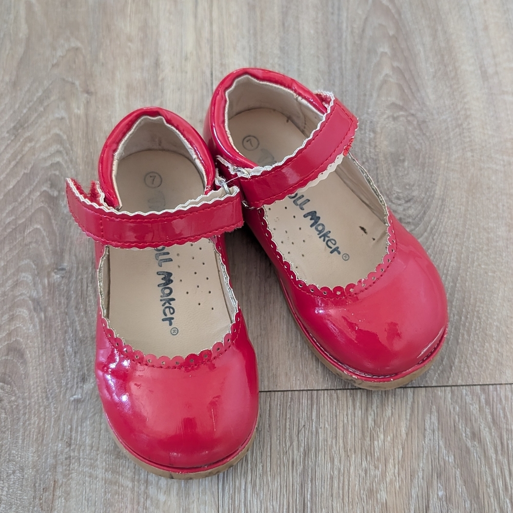Doll Maker red patent Mary Janes with Velcro Strap Size 7 Toddler
